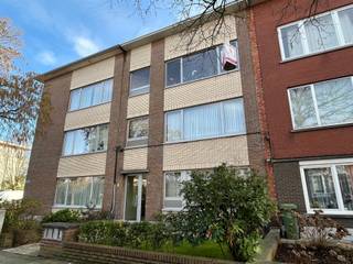 Ontdek dit charmante appartement op de bovenste verdieping, waar licht, rust en comfort centraal staan. Dankzij de grote raampartijen baadt de woonkamer in natuurlijk daglicht en geniet je van een aangenaam open gevoel. De leef- en eetruimte vormen samen het hart van het appartement. De woonkamer is afgewerkt met een warme parketvloer die meteen zorgt voor een stijlvolle en huiselijke uitstraling. De keuken ligt naast de woonkamer en is voorzien van kasten, spoelbak en dampkap. Centraal gelegen is de badkamer met een ligbad, lavabo en plaats voor was/droogkast. Verder tref je een apart toilet en twee volwaardige slaapkamers. Via de grote slaapkamer kom je tot de bijzonder troef: een terras over de volledige breedte van het appartement.Een ideale opportuniteit voor wie op zoek is naar een klein gebouw zonder lift, een lichtrijk appartement met twee slaapkamers en een gezellig terras, op een zeer gunstige ligging. Op wandelafstand geniet je in Park Den Brand, Nachtegalenpark en het Middelheim park. Perfectie locatie naar Gent - Brussel - Antwerpen dankzij de verbindingswegen en het openbaar vervoer. Abricasa – Vastgoed voor generaties: Jouw vastgoedpartnerWil je jouw eigendom verkopen of zoek je een vastgoedmakelaar voor verhuur of beheer?Abricasa biedt persoonlijke begeleiding bij al uw vastgoedvragen, van begin tot eind. Leer ons kennen!
