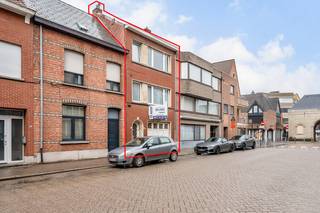 <strong>TE KOOP – Ruime bel-etagewoning met tal van mogelijkheden op gunstige locatie te Herentals (Lierseweg 10).</strong><br /><br />Bent u op zoek naar een ruime woning met potentieel op een vlot bereikbare locatie?<br />Deze bel-etagewoning gelegen aan de Lierseweg 10 te Herentals biedt tal van mogelijkheden voor wie ruimte en een centrale ligging weet te appreciëren.<br /><br />De woning is als volgt ingedeeld:<br /><strong>Gelijkvloers</strong>:<br />Inkomhal met toegang tot de garage en een praktische berging.<br /><strong>Eerste verdieping</strong>:<br />Leefruimte, keuken, berging, badkamer en slaapkamer.<br /><strong>Tweede verdieping</strong>:<br />Opnieuw een leefruimte, keuken, berging, badkamer en slaapkamer.<br /><strong>Derde verdieping</strong>:<br />Extra slaapkamer en zolderruimte.<br /><br />Daarnaast beschikt de woning over een kelder, ideaal voor bijkomende opslag.<br /><br />Achteraan bevindt zich een koer, waar u kan genieten van een private buitenruimte.<br /><br />Dankzij de indeling biedt deze woning interessante mogelijkheden, onder meer voor grote gezinnen, kangoeroewonen of combinatie wonen/werken.<br /><br />EPC: 524 kWh/m² (Label F) – Renovatieplicht van toepassing.<br />Dit biedt kopers de kans om de woning volledig naar eigen smaak en hedendaagse normen te renoveren.<br /><br />Gelegen op een gunstige locatie met vlotte verbinding naar het centrum van Herentals, winkels, scholen en invalswegen.<br /><br /><strong>Ontdek dit pand nu al via de interactieve grondplannen met foto's.</strong><br />Ga hiervoor naar www.wijns.be en klik op de detailpagina van dit pand. <br /><br />📞 Interesse in een bezoek of meer info?<br />Contacteer ons vandaag nog en ontdek de mogelijkheden van deze woning.<br /><strong>Bel 0473/33 33 33 of mail philip@wijns.be.</strong><br /><br /> 