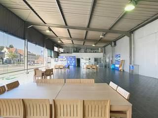 Showroom with offices of a total of approximately 550m² with parking in front along the Bruggesteenweg in Hooglede-Gits.<br /><br />Specifications:<br /><br />- large glass section along Bruggesteenweg<br />- tiled floor<br />- lighting<br /><br />Possibility to rent additional, adjoining storage/workshop or space for outdoor storage.<br />