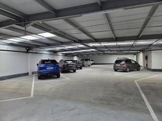 Deze afgesloten autostaanplaats bevindt zich op het gelijkvloers in de nieuwbouwresidentie Alfredo, langs de Polderstraat.De staanplaats is makkelijk...