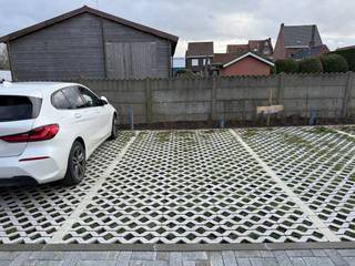 Bovengrondse staanplaats te koop nabij het centrum van Desselgem. De staanplaats is gelegen in residentie Albert &amp; Jerome en is bereikbaar via een gemeenschappelijke doorrit.Interesse in deze staanplaats te koop in Desselgem? Contacteer ons voor meer informatie! 056 605 605