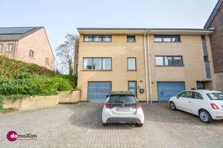 <p><span>Ruime gezinswoning met 3 slaapkamers in Leuven</span></p><p><span> </span></p><p><span>Via de inkomhal, met toegang tot de ruime garage, de wasruimte en het toilet, neem je de trap naar de ruime leefruimte met zit- en eetgedeelte. Hier kan je op elk moment van de dag genieten van voldoende lichtinval. De ruime open keuken is voorzien van alle comfort en heeft een mooi zicht op de rondom gelegen tuin. De groene tuin met terras is volledig omheind. </span></p><p><span> </span></p><p><span>Op de eerste verdieping zijn er 3 slaapkamers waarvan de Master Bedroom meer dan 25m² is. Bovendien is er een badkamer met dubbele wastafel &amp; bad en een douchekamer met wastafel aanwezig. Verder is er op deze verdieping ook nog een tweede toilet. De zolder, bereikbaar via de zoldertrap, is volledig afgewerkt. Komt hier de speelkamer of jouw bureau? Aan jou de keuze!</span></p><p><span> </span></p><p><span>Door de ruime garage heb je in deze woning plaats voor 2 wagens. Een fietsenrek werd ook voorzien. Ook op de oprit is er nog parkeerplaats. </span></p><p><span> </span></p><p><span>Wil je graag wonen op fietsafstand van het centrum van Leuven en met een vlotte verbinding naar Mechelen en Brussel? Dan is deze woning vast iets voor jou! </span></p><p><span> </span></p><p><span>Plan nu jouw bezoek!</span></p><p><span> </span></p><p><span>015 20 36 00 - info@domoxim.be</span></p>