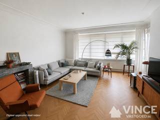 Dit mooie authentieke appartement in hartje Berchem heeft vele troeven. Het bevindt zich in het residentiële Pulhof, heeft maar liefst twee terrassen en ligt overal vlakbij.<br /><br />Het appartement heeft twee ruime slaapkamers, een goed uitgeruste keuken en een mooie living met een prachtige visgraatparket. Ook de inkomhal is erg groot en er is een bergruimte en een wasplaats. Verder heeft het appartement een apart toilet alsook een mooie badkamer waar de authentieke elementen ook in terug te vinden zijn.<br /><br />Fietsen kan je ook gemakkelijk in de kelder plaatsen!<br /><br />Kortom, dit appartement biedt een unieke combinatie van modern comfort en authentieke charme.