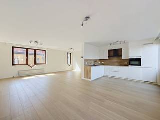 À deux pas des commerces locaux, de l'hôpital, des écoles, des transports en commun et du marché de Furnes, nous trouvons cet appartement à louer bien entretenu. L'appartement (150 m²) bénéficie d'une connexion facile à la côte et à l'E40. La terrasse orientée plein sud, la finition de haute qualité et l'état soigné sont quelques-uns des nombreux avantages.> L'appartement comprend :- Hall d'entrée ;- Grand espace de vie ouvert avec accès à la grande terrasse orientée sud ;- Cuisine avec plaque vitrocéramique, évier double, four combiné et réfrigérateur ;- Salle de bain avec douche et lavabo avec lavabo ;- Toilettes séparées ;- Stockage ;- 4 chambres spacieusesDans l'ensemble :- Terrasse spacieuse ;- Chauffage central au gaz naturel ;- Disponible immédiatement ;- Pas de frais communsÊtes-vous intéressé par cette propriété à louer à Furnes ? Rendez-vous sur le site www.dewaele.com, cliquez sur le bien que vous souhaitez louer. À l'aide du bouton rouge « demandez votre visite », nous vous demandons de remplir brièvement un profil. Ensuite, nous vous contacterons pour une visite. Les rendez-vous ne peuvent pas être pris par téléphone.