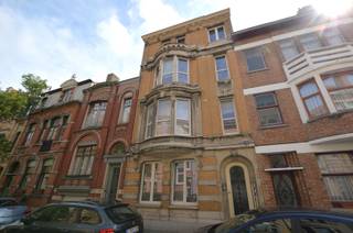 Mooi ruim gelijkvloers appartement in herenhuis, vlakbij winkels en openbaar vervoer, op 700m van strand en centrum.Indeling:woonkamer, ingerichte...