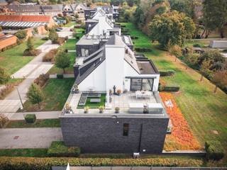 Voor verdere info of een bezoek: Joeri.vandeven@homixx.be of 016 199 346.<br /><br />In een exclusieve residentie in de Lindenlaan te Tremelo stellen we u graag dit prachtig, lichtrijk dakappartement voor. <br />Met een bewoonbare oppervlakte van 112 m² combineert deze kwalitatieve woning hedendaags wooncomfort, ruimte en een uitstekende energiezuinigheid.<br /><br />Via de inkomhal bereikt u de ruime en lichtrijke leefruimte met een stijlvolle open keuken, uitgerust met de nieuwste toestellen. Dankzij de grote raampartijen stroomt het daglicht hier optimaal binnen. (screens aanwezig) Aansluitend bevindt zich een ruim en zuidelijk gericht terras (met zonneluifel), ideaal om in alle rust te genieten. Dit terras is volledig privatief en beschikt over een gezellige groenzone.<br /><br />Het appartement beschikt over twee volwaardige slaapkamers, een gastentoilet en een verzorgde badkamer met bad en inloopdouche. Daarnaast is er een praktische berging/wasplaats en een handige kelderberging voor extra opbergruimte. Tot slot is er nog een ruime zolder aanwezig voor extra ruimte..<br /><br />Uw wagen parkeert u bovendien vlot op de bijhorende staanplaats in de garage. (verplicht bij te kopen aan €20.000)<br /><br />Ook op technisch vlak laat dit pand niets te wensen over: met een gunstige EPC-score A, een conforme elektriciteitsinstallatie, airco en aangename vloerverwarming geniet u hier van een uiterst energiezuinig en toekomstgericht comfort!<br /><br />Een unieke opportuniteit voor wie op zoek is naar zorgeloos en kwaliteitsvol wonen in Baal.