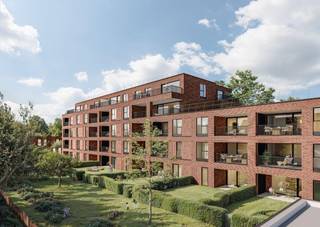 Dit appartement maakt deel uit van het nieuwe woonproject Creyte, gelegen in Oostakker tussen de Krijtestraat en Aan de Ratte.<br />Het zeer ruim appartement (120m²) met nr. 2.4 situeert zich op de tweede verdieping en wordt gebouwd met zicht op de gemeenschappelijke tuin en nabijgelegen bos. Het omvat onder meer een leefruimte met open eilandkeuken, 3 slaapkamers, 2 badkamers met wastafel en inloopdouche en een berging. De 2 terrassen (18m² in totaal) bieden de hele dag zon en rust.<br /><br />Uiterst energiezuinig E-peil (E8!) dankzij pakket zonnepanelen (energiedelen), warmtepomp met vloerverwarming (+ koeling), regenwaterrecuperatie en ventilatiesysteem D.<br /><br />Dit appartement wordt volledig afgewerkt aangeboden waarbij je zelf nog je eigen afwerking kan kiezen tot en met de laminaat in de slaapkamers.<br /><br />Ondergrondse autostaanplaats en berging voorzien, welke mee dienen aangekocht te worden. In de kelder is er een grote fietsenstalling en bovengronds is er zelfs een staanplaats voor bakfietsen voorzien.<br /><br />Prijs excl. aankoopkosten en btw. <strong>6% BTW mogelijk, ook voor investeerders bij 15 jarige verhuur!</strong><br /><br />Meer info via 09 280 60 60 of info@durabrik.be.<br /><br />Download de brochure via https://durabrik.immo/oostakker <br /><br />* Beelden en oppervlaktes zijn indicatief.