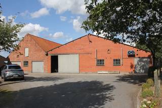 Hoeve te koop te Aalter (Bellem) op 2,94 ha met zeer mooie ligging<br />Momenteel nog actief melkveebedrijf met vergunning voor 145 runderen.