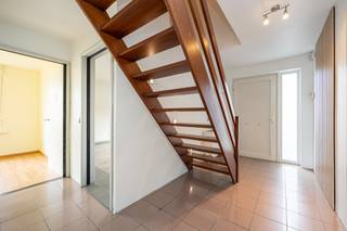 Deze ruime woning met 4 slaapkamers en inpandige garage is gelegen in een gegeerde buurt met alle faciliteiten in de nabijheid, op een steenworp...