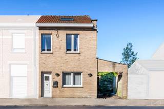 Maison 3 chambres avec entrepôt de 70 m² et accès latéral.Maison offrant 183 m² habitables avec de beaux volumes et un fort potentiel d’aménagement,...