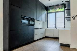 Deze volledig gerenoveerde woning met vier slaapkamers en twee badkamers is meteen beschikbaar en instapklaar. De woning is ideaal gelegen tussen...