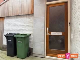 <p><span>Dit verrassend ruime dakappartement ligt midden in het centrum van Loenhout en wordt volledig bemeubeld verhuurd. Via de gezamenlijke inkomhal bereik je de eerste verdieping, waar zich de private inkom van het appartement bevindt. Hier is voldoende ruimte voor een vestiaire. Een trap brengt je naar de woonverdieping. De ruime overloop biedt plaats aan de technische installaties en leidt naar de verschillende vertrekken. De leefruimte bestaat uit een gezellige zithoek en een open keuken, ingericht met een gasfornuis, spoelbak, losse koelkast en voldoende kastruimte. Daarnaast beschikt het appartement over twee verrassend ruime slaapkamers van ca. 10 m² en 11 m². Beide slaapkamers zijn voorzien van een bed en kledingkast. De matrassen worden niet voorzien. De badkamer beschikt over een douche, toilet en lavabo. </span></p><p><span>Verder is er op het gelijkvloers een private berging inbegrepen. Geen terras. </span></p><p><span>Het appartement wordt bemeubeld verhuurd zoals weergegeven op de foto's.</span></p><p><span>Onmiddellijk beschikbaar </span></p><p><span>Geen vaste kosten. </span></p><p><span> </span></p>