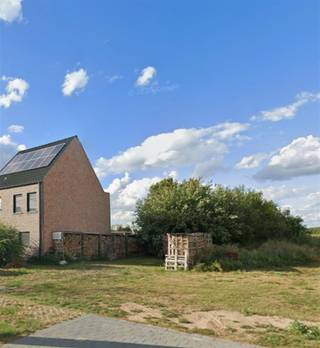 <p><span>Goedgelegen bouwgrond: </span></p><p><span> </span></p><p><span>Enkel eengezinswoningen (incl. zorgwoningen) zijn toegelaten. Woningsplitsing is niet toegestaan.</span></p><p><span>Complementaire functies (kantoor, vrij beroep, handel, horeca, dienstverlening of ambacht) zijn mogelijk tot max. 100 m², mits ondergeschikt aan wonen.</span></p><p><span> </span></p><p><span>Open en halfopen bebouwing toegestaan.</span></p><p><span>Bouwzone hoofdgebouw: 17 m diep vanaf de voorgevel.</span></p><p><span>Max. kroonlijsthoogte 7 m, nokhoogte 11 m, dakhelling tot 45°.</span></p><p><span>Gelijkvloers + verdieping + dakverdieping mogelijk.</span></p><p><span>Max. bouwdiepte gelijkvloers: 17 m.</span></p><p><span>Garage, carport of berging toegestaan (zonder woonfunctie).</span></p><p><span> </span></p><p><span> </span></p><p><span> </span></p><p><span> Belangrijk: dit is een samenvatting. De officiële voorschriften zijn bepalend. </span></p>