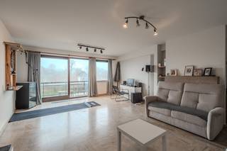 Ruim 2-slaapkamer appartement te koop gelegen op de tweede verdieping te centrum Gistel, langs de Stationsstraat. Indeling: - inkomhal- berging...