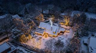 Cette magnifique villa sur un beau terrain orienté sud-ouest de 3 159 m² est située dans un quartier résidentiel verdoyant récemment réaménagé,...