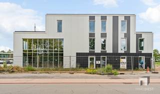 <p><span>Op een strategisch gelegen KMO-terrein van 14,09 are in Diest biedt Immo Diest een </span><span>nieuw</span><span> bureelgebouw aan.</span></p><p><span>De verkoop gebeurt onder het BTW-stelsel.</span></p><p><span> </span></p><p><span>Het gebouw ( kantoor en werkruimtes ) combineert een hedendaagse uitstraling met een efficiënte indeling en kwalitatieve basisafwerking. </span></p><p><span>De oppervlaktes zijn als volgt verdeeld:</span></p><p><span>Gelijkvloers: ca. 345 m²</span></p><p><span>1e verdieping: ca. 345 m²</span></p><p><span>2e verdieping: ca. 217,5 m²</span></p><p><span> </span></p><p><span>Er kan bovendien een conciergewoning/bedrijfswoning worden ingericht, uiteraard in functie van de geldende voorschriften en vergunningen.</span></p><p><span>De constructie bestaat uit een staalstructuur met sandwichpanelen (15 cm) als buitenschil.</span></p><p><span>Oplevering</span></p><p><span>-Het gebouw wordt opgeleverd casco winddicht ( daken, ramen en deuren )</span></p><p><span>-Alle vloertegels zijn reeds geplaatst alsook lift voorzien</span></p><p><span>- Solarinstallatie +/- 12.000 WP inbegrepen</span></p><p><span>-Daarnaast zijn de nutsleidingen voorzien (water en elektriciteit tot aan de meters). </span></p><p><span>-Ook de omgevingswerken zijn inbegrepen, met parkingaanleg, tuinaanleg en een wadi (infiltratie/hemelwaterbuffering) als duurzame wateroplossing.</span></p><p><span>-Er worden 12 parkeerplaatsen voorzien, met bijkomend potentieel voor 5 à 6 extra (onofficiële) plaatsen aan de straatzijde. </span></p><p><span>-Verdere afwerking is in overleg met de verkoper;</span></p><p><span> </span></p><p><span>Interesse? Contacteer Immo Diest 013 31 25 22 of info@immodiest.be</span></p><p><span>Of mail naar jan.vanonckelen@immodiest.be of bel 0498 52 64 52</span></p><p><span> </span></p><p><span> </span></p>