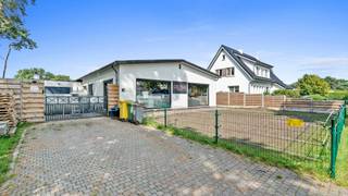 Gezellige gelijkvloerse woning met 4 slaapkamers & grote tuin – op 11 areJe komt binnen via een ruime inkomhal die toegang geeft tot de verschillende...