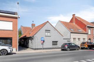 Op zoek naar een karaktervolle woning met heel wat mogelijkheden, pal in het centrum van Ledegem? Deze gezellige woning bevindt zich op een bijzonder centrale ligging, op wandelafstand van de bakker, slager, school, post en tal van andere dagelijkse voorzieningen.<br /><br />De woning is perfect bewoonbaar, maar kan hier en daar een opfrissing gebruiken. Dankzij de aanwezige renders van de benedenverdieping krijg je alvast een concreet beeld van hoe je met een beperkt budget een frisse en hedendaagse uitstraling kunt creëren. Boven zijn de slaapkamers volledig instapklaar.<br /><br />Een ideale woning voor wie graag zelf wat charme en persoonlijkheid toevoegt, zonder grote onderhoudswerken of een volledige verbouwing aan te vatten.<br /><br />Indeling<br />Op het gelijkvloers vinden we een gezellige woonkamer met aansluitende eetkamer en voorkamer, een keuken en een badkamer met ligbad en toilet.<br /><br />De eerste verdieping beschikt over twee slaapkamers. Eén van de slaapkamers is bijzonder ruim en biedt voldoende plaats voor een comfortabel tweepersoonsbed en extra kastruimte.<br /><br />Technisch<br />- Asbestveilige woning<br />- EPC: label E – renovatieplicht van toepassing<br />- Elektriciteit reeds grondig aangepakt (nieuwe elektriciteitskast)<br />- Verwarming per gas<br />- Warm water via elektrische boiler (enkele jaren geleden vernieuwd)<br /><br />Troeven<br />- Karaktervolle en gezellige woning<br />- Gelegen in het centrum van Ledegem<br />- Alles op wandelafstand: bakker, slager, school, post, winkels en voorzieningen<br />- Twee slaapkamers<br />- Ruime hoofdslaapkamer<br />- Met een beperkt budget kan de woning een mooie hedendaagse uitstraling krijgen<br /><br />*deze advertentie bevat inspirerende renders.<br /><br />Benieuwd naar de mogelijkheden van deze charmante woning? Kom zelf de sfeer, ligging en mogelijkheden ontdekken tijdens het bezoekmoment.<br /><br />Plan vandaag nog uw bezoek en laat u verrassen door de mogelijkheden van deze gezellige woning in hartje Ledegem!