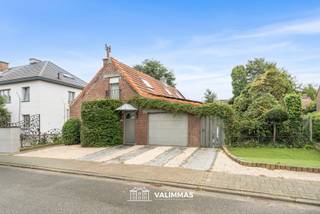 VALIMMAS verkoopt deze welgelegen en charmante woning met garage en mooie tuin....
Deze instapklare woning omvat op het gelijkvloers een inkomhal, een toilet, een slaapkamer of bureel, een living met inbouw gashaard, een eetkamer, een ruime ingerichte keuken, een veranda met glazen schuifwanden, een wasplaats, een badkamers met inloopdouche, en een garage.
De ingerichte dakverdieping herbergt een overloop met bureelruimte, twee ruime slaapkamers, en een zolder (eventueel ook nog verder in te richten).
Er is tevens een kelder beschikbaar.
Inclusief 22 zonnepanelen (8x op hoofddak + 4x op veranda + 10x op garage – 3 omvormers - 6,9 kWp)
Vrij rustig gelegen in een doodlopende straat aan de rand van het centrum. Prima Mobiscore = 8,8/10. Op wandelafstand van park Waalborre, sportcomplex & zwembad, station, bushalte, winkels, scholen…