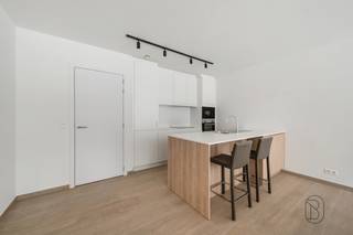 Op de hoek van de Kortrijkstraat en de Harelbeekstraat, vind je residentie Sint-Amandus: een prachtig nieuwbouwproject met 23 appartementen en 2 handelsruimtes. - Reeds 50% verkocht! - Dankzij de centrale ligging vlak bij de markt geniet je hier van alle voorzieningen binnen handbereik – van bakker en slager tot gezellige eetgelegenheden en winkels.<br /><br />De appartementen zijn ruim, licht en afgewerkt met duurzame kwaliteitsmaterialen. Grote raampartijen zorgen voor overvloedig daglicht en geven uit op een prachtige, groene binnentuin. De zonnige terrassen (tot wel 36 m²) bieden een heerlijke plek om te ontspannen met zicht op deze oase van rust.<br /><br /><br />Enkele sterke troeven:<br />- afwerking volledig naar eigen smaak en voorkeur<br />- energiezuinig en duurzaam<br />- mogelijkheid tot aankoop van een ondergrondse autostaanplaats met laadpunt<br />- winkels en faciliteiten op wandelafstand<br />- prachtige binnentuin als groene long<br /><br />✨ Bovendien kan je bij aankoop van dit appartement genieten van het verlaagde btw-tarief van 6% – een unieke kans om betaalbaar te investeren in kwalitatief wonen!<br /><br />Reserveer nu één van de laatste plaatsen:<br />📞 Guido – 0475 70 36 19
