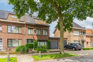 <p>Ligging: deze woning is gelegen aan de groene rand van de stadskern van Turnhout, vlakbij het Begijnhof, met een zeer goede verbinding naar het station, openbaar vervoer, het winkelcentrum en scholen. <br /><br />Omschrijving: <br />Deze verzorgde, ruime half-open bebouwing vinden we terug in een charmante, groene straat in het centrum van Turnhout. De woning werd recent vernieuwd en beschikt over een energiezuinig EPC label B (188kWh/m²). Zo is de woning goed geïsoleerd, is er HR+ dubbele beglazing en zijn er recent 9 zonnepanelen geplaatst. <br />Op het gelijkvloers bestaat de woning uit een inkomhal, een lichtrijke open leefruimte bestaande uit een zithoek en eetgedeelte en achteraan een geïnstalleerde keuken met extra eetgedeelte. Ook de badkamer bevindt zich op het gelijkvloers en beschikt over een ligbad/douche en een badkamermeubel. Het toilet is apart.<br />Op de eerste verdieping vinden we 2 ruime slaapkamers, een apart toilet en een hobbykamer dewelke ook als bureauruimte kan dienen. Er is reeds een vaste trap naar de zolder waar we de derde slaapkamer terugvinden.<br />De woonst is gelegen op een prachtig perceel van 480m² en beschikt over een groot terras en een mooie aangelegde tuin. Parkeren is mogelijk zowel in de inpandige garage als op de oprit.<br /><br />De beschikbaarheid van de woning is af te spreken met de eigenaars.</p>