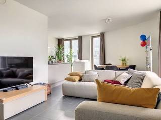 Cet appartement de nouvelle construction est situé dans la ceinture sud de Gand, près de la tour KBC, d'IKEA, de Deloitte, d'E&Y... avec une bonne connexion à la jonction E40-E17 et à la R4. <br />La combinaison d'un environnement verdoyant et d'une accessibilité optimale garantit le confort de votre maison ! <br /><br />Disposition de l'appartement :<br /><br />hall d'entrée avec toilettes séparées pour les invités - salon spacieux avec terrasse attenante et confortable - cuisine ouverte entièrement installée (four, plaques de cuisson, hotte, réfrigérateur et lave-vaisselle) - grand débarras avec raccordement pour lave-linge et sèche-linge - salle de bain avec baignoire avec douche et meuble à double vasque - chambre 1 - chambre 2 - rangement au sous-sol - place de parking <br /><br />Les frais communs, sous forme de commission, s'élèvent à 75,00 EUR/mois et sont utilisés pour entretenir les parties communes.<br /><br />L'appartement sera disponible à partir du 01/09/2026 !