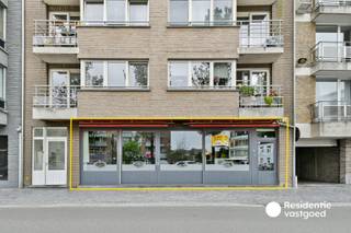 Deze centraal gelegen handelszaak bevindt zich pal op de Markt van Gistel en geniet daardoor van een uitstekende zichtbaarheid en een levendige ligging. Momenteel ingericht als sfeervolle horecazaak met bar en afzonderlijke keuken, biedt het pand tal van mogelijkheden voor wie een eigen horecaconcept wil uitbouwen. Dankzij de ligging en indeling is de ruimte echter ook geschikt als winkel of kantoor, waardoor verschillende commerciële invullingen mogelijk zijn. Een absolute troef is de toestemming voor het gebruik van een ruim terras op de Markt, ideaal om tijdens de zonnige maanden extra capaciteit te creëren. Op de benedenverdieping bevinden zich verzorgde sanitaire voorzieningen en een ruime kelderberging met koelinstallatie, wat zorgt voor de nodige stockage en praktische ondersteuning. Een mooie opportuniteit voor wie op zoek is naar een veelzijdige commerciële ruimte op een centrale en goed zichtbare locatie. Geen renovatieplicht!<br />EPC: 489 kWh/m² - UC:3642633 ~ Vg, Wg, Gvkr, Gvv, Gmo ~ Ref. MI23803