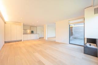 Uitzonderlijk gelegen appartement met ruim terras en uitzicht op het Minnewaterpark. Ingedeeld als volgt: Inkomhal met ingebouwde...