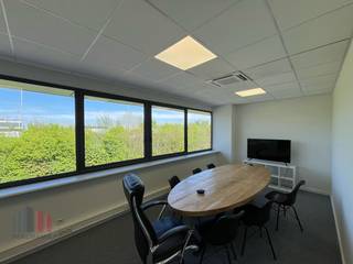 Instapklare kantoorruimte met een totale oppervlakte van<strong> 339 m²</strong> beschikbaar voor verhuur. Deze aantrekkelijke ruimte is uitstekend gelegen <strong>NAAST de E40</strong>, waardoor een snelle verbinding gegarandeerd is. Slechts 1 minuut rijden brengt u bij afrit 14 Sint-Denijs-Westrem. Ook met het openbaar vervoer is deze locatie vlot bereikbaar.<br /><br />De kantoorruimte bevindt zich op de<strong> tweede verdieping </strong>en is praktisch ingedeeld in twee aparte zones: een grotere ruimte van 237 m² en een compacte ruimte van 102 m². Deze indeling biedt flexibiliteit en is ideaal voor zowel grotere teams als meer individuele werkruimtes. Het kantoor beschikt over moderne faciliteiten, waaronder een landschapskantoor, een vergaderzaal, een afzonderlijk bureel en grote raampartijen.<br />Bovendien zijn er ruime parkeermogelijkheden beschikbaar bij het gebouw. Deze kantoorruimte is instapklaar en onmiddellijk beschikbaar.<br /><br />Heeft u interesse? Neem vandaag nog contact op met<strong> PANORAMA B2B GENT KANTOREN</strong> voor meer (technische) informatie, gedetailleerde plannen of om een vrijblijvend plaatsbezoek in te plannen via <strong>0477 44 39 30</strong>.