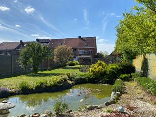 Deze toffe woning op een perceel van 695m² ligt op een boogscheut van het centrum van Eeklo, en toch in een rustige, toffe straat.We leiden jullie...