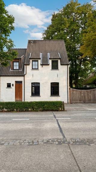Karaktervolle woning in pastoriestijl met EPC A+<br /><br />Deze recente en hoogwaardig afgewerkte woning verenigt de tijdloze charme van pastoriestijl met hedendaags wooncomfort. De woning werd ontworpen met bijzondere aandacht voor energie-efficiëntie en beschikt over uitstekende isolatie, zonnepanelen en een EPC-label A+.<br /><br />De woning beschikt over drie slaapkamers en een praktische, doordachte indeling. Dankzij de grote raampartijen genieten de leefruimtes van een overvloed aan natuurlijk daglicht, wat zorgt voor een open en warme sfeer.<br /><br />De keuken vormt een stijlvolle blikvanger en werd uitgerust met hoogwaardige materialen en kwalitatieve toestellen.<br /><br />De badkamer werd smaakvol ingericht en beschikt over zowel een comfortabel ligbad als een ruime inloopdouche.<br /><br />Een absolute troef van deze eigendom is de uitzonderlijk ruime tuin. Het aanwezige bijgebouw biedt bovendien extra bergruimte en kan, afhankelijk van de behoefte, dienstdoen als hobbyruimte, atelier of praktische opslagruimte.<br /><br />De woning onderscheidt zich door haar tijdloze architectuur, hoogwaardige afwerking en aangename leefruimtes. Een instapklare eigendom voor wie op zoek is naar een karaktervolle woning met hedendaags comfort.<br /><br />Sterke troeven<br /><br />* EPC A+ – uitzonderlijk energiezuinig<br />* 30 zonnepanelen<br />* Uitstekende isolatie<br />* Tijdloze architectuur in pastoriestijl <br />* Instapklaar<br />