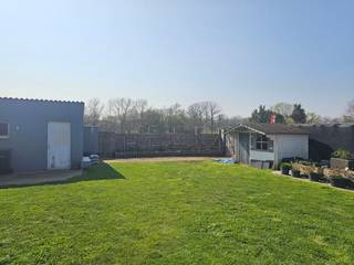 Op zoek naar een knusse en volledig gerenoveerde woning in een rustige, groene omgeving met uitstekende verbindingen? Dan is deze halfopen bebouwing in Sint-Katelijne-Waver iets voor jou!<br /><br />Deze woning, volledig vernieuwd tussen 2022 en 2024, biedt 144 m² bewoonbare oppervlakte en ligt op een perceel van 4a 30ca. Dankzij de ligging in een doodlopende straat geniet je hier van rust en privacy, terwijl het centrum van Sint-Katelijne-Waver, met winkels, faciliteiten en bushaltes, op wandelafstand ligt.<br /><br />Wat deze woning zo aantrekkelijk maakt:<br />•Een leuke zuidgerichte tuin met zonnig terras, perfect om van de zon te genieten<br />•Ruime vrijstaande garage<br />•Op het gelijkvloers: een gezellige leefruimte, moderne keuken met berging, badkamer en één slaapkamer.<br />•Op de verdieping: één slaapkamer, met riante overloop en een extra toilet met wastafel.<br /><br />De woning is verhuurd tot 31 oktober 2026. Beschikbaarheid in samenspraak met de vertrekkende huurder. EPC-score: 328 (energielabel D). <br /><br />Landelijke rust gecombineerd met de nabijheid van voorzieningen. Een pareltje dat je niet wilt missen! <br /><br /><br />INDELING:<br />GV: Inkomdeur die rechtstreeks uitgeeft in de lichtrijke leefruimte. Aansluitend de gang naar 1 slaapkamer/bureau (14 m²), trap naar verdieping. Verder nog de ruime ingerichte leefkeuken (keramische kookplaat, dampkap, oven, spoelbak) met toegang tot de badkamer met wasplaats en toilet, een berging met alle technieken en toegang naar de tuin.<br />V1: nachthal, 1 slaapkamer (19 m²) en 1 kamer met lavabo en 2e toilet.<br />Buiten: Fraaie, volledig omheinde tuin met 2 terrassen en tuinhuis. Vrijstaande garage met oprit.<br /><br />DIVERSEN:<br />Verwarming: gaskachel (keuken) en pellet kachel (living). Er is geen gas in straat aanwezig. <br />Elektriciteit: conform. PVC ramen met hoogrendementsglas. Afwatering van het perceel naar de gracht (geen riolering). Geen gas aanwezig in de straat.<br />De woning is verhuurd tot 31 oktober 2026. Beschikbaarheid in samenspraak met (vertrekkende) huurder.<br /><br />WETTELIJKE VERMELDINGEN:<br />Bestemming: agrarisch gebied.<br />Vergund. Niet gelegen in een verkaveling.<br />Geen gerechtelijke maatregelen opgelegd.<br />Voorkooprecht voor de Vlaamse Waterweg.<br />Watertoets: Perceel en Gebouwenscore: A / Niet gelegen in een risicozone voor overstromingen.