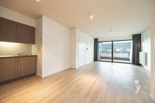 <p><span>Assistentiewoning in het centrum van Herent</span></p><p><span>Een hoogwaardig appartement met de nodige woonassistentie!</span></p><p><span>Het appartement bevindt zich op de bovenste verdieping van een nieuwbouw en bestaat uit een zonnige leefruimte met een makkelijk bereikbaar terras.</span></p><p><span>De leefruimte biedt plaats voor een salon en een eetplaats, deze is gekoppeld aan de open keuken. een volledig ingerichte keuken met alle toestellen. Bij het ontwerp van de keuken is veel aandacht geschonken aan ergonomie en gebruiksgemak.</span></p><p><span>Vlak bij de keuken bevindt zich een bergruimte.</span></p><p><span>Via de nachthal heeft men toegang tot een erg ruime slaapkamer met ingebouwde kast en bureau, apart toilet en een badkamer. Ook in deze badkamer vormen vlotte bereikbaarheid en rolstoelvriendelijkheid de basis voor het ontwerp.</span></p><p><span>De slaapkamer geeft rechtstreeks toegang tot een bijkomende kamer/bergruimte.</span></p><p><span>Het hele appartement is aangepast voor rolstoelgebruikers.</span></p><p><span>Inclusief in de prijs is een ondergrondse parkeerplaats inbegrepen.</span></p><p><span>U beschikt tevens over een aangename gemeenschappelijke tuin, alsook een gemeenschapsruimte waar u terecht kan met bezoek, of kan deelnemen aan verschillende activiteiten.</span></p><p><span>Het gebouw wordt beheerd door i-Mens, zo is er steeds een zorgcoördinator aanwezig die ondersteuning biedt waar nodig, maar ook is er een noodoproepsysteem beschikbaar in ieder appartement. Voor deze bijkomende zorg betaalt u een dagprijs van 13,70 EUR.</span></p><p><span> </span></p><p><span>Interesse? Aarzel niet ons te contacteren voor een bezoek ter plaatse via 016 15 31 15 of <span>info@immolivit.be</span></span><span> </span></p><p><span> </span></p>
