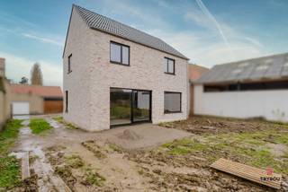 Ruime nieuwbouwwoning gelegen op goede locatie nabij Poperinge, Watou en Heuvelland.Deze charmante doch ruime woning staat casco te koop en bestaat...