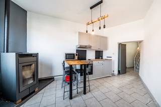 Contact et visites : Mattia Di Pisa 071 15 87 87 Maison 1 chambres Montignies-sur-Sambre idéale pour un premier investissement. Située à 6061, Rue des Gayetes 3, Montignies-sur-Sambre cette maison représente une belle opportunité d’investissement avec un revenu locatif immédiat. La maison se compose comme suit : Au rez-de-chaussée, vous trouverez un espace cuisine et salle à manger ainsi que la salle de bain. À l’étage, un hall de nuit dessert sur le salon. Au dernier étage la chambre. Le bien est actuellement loué au prix de 620€ par mois, offrant une rentabilité brute d’environ 7 % Vous recherchez un investissement avec rendement immédiat ? Ce bien vous correspondra certainement ! Descriptif à titre indicatif et non contractuel, sous réserve d’inexactitudes. Pour plus d'informations contactez : L'agence au 071 15 87 87 ou mattia.dipisa@weinvest.be