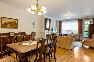 Gelegen aan de Floris Primslei 42 in Borsbeek, bevindt zich dit verzorgd appartement op de eerste verdieping van een goed onderhouden gebouw met 5 verdiepingen met lift. De ligging is bijzonder aangenaam en centraal, met winkels, scholen, openbaar vervoer en belangrijke verbindingswegen in de onmiddellijke omgeving. Je geniet hier van een rustige woonomgeving met alle voorzieningen binnen handbereik.<br /><br />Via de inkomhal kom je binnen in het appartement, waar je meteen toegang hebt tot een apart toilet. De ruime leefruimte biedt voldoende plaats voor een comfortabele zithoek en eetruimte. Aansluitend bevindt zich de keuken, voorzien van een tegelvloer en uitgerust met een inductiekookplaat, oven, dampkap en dubbele spoelbak met verlek. Naast de keuken bevindt zich een handige technische ruimte met aansluiting voor wasmachine.<br />De badkamer is volledig betegeld en beschikt over een tegelvloer, dubbele lavabo en een bad met douchefunctie.<br />Het appartement telt 2 slaapkamers van 14 m² en 12 m².<br /><br />Bij het appartement hoort een garagebox van 18 m² met manuele poort. De diepte bedraagt ongeveer 6 meter en de breedte ongeveer 3 meter. De garagebox is optioneel mee aan te kopen aan €27.500,00.<br /><br />Dit appartement is ideaal voor starters, koppels of investeerders die op zoek zijn naar een praktische en goed gelegen woonst in Borsbeek.<br /><br />Pluspunten:<br />+ Zeer gunstig EPC (A!)<br />+ Ideale ligging<br />+ Gelegen op de eerste verdieping<br />+ Lift aanwezig<br />+ Technische berging en extra kelderberging aanwezig<br />+ Garagebox<br /><br />Interesse in dit tof appartement? Contacteer ons via 03 337 50 70 of info@vbvastgoed.be voor een afspraak ter plaatse of meer info.