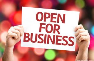 ### Texte traduit ### Magasin moderne à vendre situé à l'entrée de Knokke. <strong>RESTAURATION</strong> est possible. Aménagement : porte d'entrée donnant accès à un premier grand espace d'accueil/espace commercial, un WC/douche, un débarras/laverie, un second grand espace d'accueil/espace commercial, un grand espace de rangement, un<u><strong> garage spacieux</strong></u> donnant sur une cour intérieure commune. Le magasin est actuellement loué. Belle rentabilité locative. <u>Possibilité de changement de fonction en habitation sous réserve d'obtention d'un permis.</u><br />Visite sur rendez-vous. <br /><br /><br /><br /><span><strong>Vente sous conditions ; Voir www.more.be, "annexes" et sous réserve de disponibilité.</strong></span>