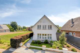 Bent u op zoek naar een instapklare woning waar rust, ruimte en een centrale ligging perfect samenkomen? Dan is deze charmante woning precies wat u zoekt.
U wordt verwelkomd via de inkomhal die uitgeeft op een lichtrijke leefruimte, gevolgd door een recent vernieuwde, volledig uitgeruste keuken. Aansluitend bevindt zich een praktische, volledig op maat gemaakte wasplaats en een handige bergkelder.
Op de verdieping beschikt de woning over drie volwaardige slaapkamers, een verzorgde badkamer, een ruime bergzolder en diverse ingebouwde bergkasten.
Ook buiten weet deze eigendom te overtuigen. De recent vernieuwde tuin met een prachtig aangelegd terras vormt de ideale plek om in alle rust te genieten. Daarnaast is er een praktische tuinberging aanwezig.
De absolute blikvanger is zonder twijfel de recent gebouwde garage van maar liefst 60 m², perfect als garage, hobbyruimte of werkplaats. Dankzij de aanwezige zonnepanelen geniet u bovendien van een energiezuinige meerwaarde.
Deze verzorgde woning combineert een uitstekende ligging met hedendaags wooncomfort en vormt de ideale thuisbasis voor wie op zoek is naar kwaliteit, ruimte en een groene woonomgeving, vlak bij alle voorzieningen.
meer info: Michael@immoaccenta.be