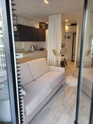 Prachtige studio in Van Bunnenlaan , heel centraal met zijdelings zeezicht vanop terras. Dichtbij alle faciliteiten Vernieuwd appartementsgebouw met lift , Studio gelegen op derde verdiep , oppervlakte van 35 m2 omvat mooie open keuken met gezellige leefruimte , zithoek/slaapgedeelte , trendy badkamer met douche en toilet . bijhorende ruime kelder en bergruimte voor fietsen , parkeerplaatsen voor het gebouw ( geen makelaar)<br />te bezichtigen na afspraak op 0473/430521 ( bellen of sms) of per mail kessykesteloot@outlook.com