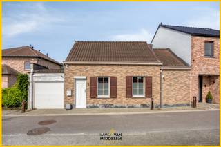 Immo Van Middelem vend cette maison entièrement à rénover comprenant 2 chambres, un jardin et un garage, située sur un terrain de +/- 1a36ca dans...