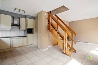 <p><span>O</span><span>ntdek dit aangename duplexappartement in het centrum van Vilvoorde, op een bijzonder praktische locatie vlak bij de Markt. Winkels, horeca, scholen, openbaar vervoer en alle dagelijkse voorzieningen bevinden zich op wandelafstand. Ondanks de centrale ligging is de duplex rustig gelegen achteraan het complex. Het appartement, gebouwd in 1999, kan een opfrissing gebruiken en biedt daardoor de mogelijkheid om het volledig naar eigen smaak te moderniseren. Het beschikt over een eigen inkom en deelt het achterliggende gedeelte slechts met één andere buur. Via de trap bereikt u de inkomhal, die toegang biedt tot een apart gastentoilet en de ruime leefruimte. De woonkamer vormt één geheel met de open keuken en biedt voldoende plaats voor een comfortabele zithoek en eetplaats. Op deze verdieping bevindt zich eveneens een handige wasberging. De trap in de leefruimte leidt naar de bovenverdieping. Daar bevinden zich twee slaapkamers en de badkamer. Dankzij de praktische indeling is dit appartement bijzonder geschikt voor starters, een klein gezin of wie graag centraal woont.</span></p><p><span>Een privatieve staanplaats is inbegrepen in de verkoopprijs, wat in deze centrale omgeving een belangrijke troef is. Daarnaast beschikt het appartement over een praktische bergkelder voor extra opslagruimte. Een interessante opportuniteit voor wie centraal en rustig wil wonen, maar ook voor investeerders die op zoek zijn naar een eigendom met renovatie- en rendementspotentieel.</span></p>