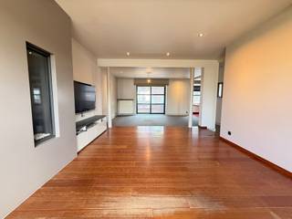 Bent u op zoek naar een ruim en comfortabel appartement, centraal gelegen nabij winkels, warenhuizen, de markt en andere voorzieningen? Dan is dit uniek appartement beslist een bezoek waard.<br /><br />Dit appartement, verdeeld over drie verdiepingen, bevindt zich op een boogscheut van de markt van Tielt. Dankzij de ruime parkeermogelijkheden in de directe omgeving geniet u bovendien van een uitstekende bereikbaarheid. <br /><br />Indeling van het pand:<br />- Gelijkvloers: Inkom via het handelspand met toegang tot de traphal.<br />- Eerste verdieping: Ruime en lichtrijke leefruimte met eet- en zithoek, open keuken, gastentoilet.<br />- Tweede verdieping: Nachthal, twee ruime slaapkamers, badkamer.<br />- Derde verdieping: Royale open ruimte die kan worden ingericht als extra slaapkamer, hobbyruimte, bureau,...<br /><br />Vanuit de leefruimte heeft u toegang tot een terras aan de voorzijde van het gebouw en een bijzonder ruim en zonnig terras aan de achterzijde, waar u in alle rust kunt genieten van het buitenleven. <br /><br />Troeven:<br />- Maar liefst 267 m²;<br />- Twee ruime slaapkamers met mogelijkheid tot een derde slaapkamer,<br />- Groot en zonnig terras,<br />-....<br /><br />Interesse? Contacteer ons vandaag nog voor een persoonlijk bezoek en ontdek zelf de ruimte, het comfort en de uitstekende ligging van dit bijzonder appartement.