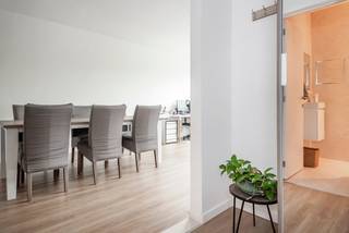 Nous trouvons cet appartement rénové près de Distelhoek à Merksem, un quartier charmant qui combine tranquillité avec commodités urbaines et excellents équipements. Profitez des parcs verdoyants, des rues adaptées aux enfants et d'une atmosphère conviviale avec des boutiques, des cafés et des écoles à portée de main. Grâce aux bonnes connexions de transport en commun et à la proximité d'Anvers, c'est l'endroit idéal pour une vie confortable et moderne.<br /><br />Cet bel appartement a été soigneusement rénové en 2022 et offre un confort de vie moderne dans un environnement élégant. La disposition comprend un hall d'entrée spacieux avec toilettes séparées et une buanderie pratique. Le salon en forme de L se connecte parfaitement à une cuisine en U, qui est équipée de toutes les commodités modernes. À travers le long couloir de nuit, qui dispose de placards intégrés, vous atteignez la partie arrière de l'appartement. Ici, se trouvent deux chambres, dont une a accès à la terrasse qui s'étend sur toute la largeur de l'appartement. La salle de bain moderne est équipée d'un meuble de salle de bain élégant et d'une douche spacieuse. Profitez de cet appartement parfaitement fini, idéalement situé et entièrement prêt à être habité.<br /><br />Cet appartement dispose d'une cave.<br /><br />EPC: 140 kWh/m²/an