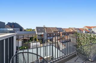 Dit recent appartement met twee slaapkamers, gelegen in Bredene, werd gebouwd in 2025 en is voorzien van de modernste technieken.<br /><br />De lichtrijke leefruimte met open keuken is afgewerkt met hoogwaardige parketvloeren en voorzien van vloerverwarming, grote aluminium ramen met hoogrendementsglas en een volledig uitgeruste keuken met natuursteen werkblad, inductiekookplaat, oven, microgolfoven, koelkast, diepvries en vaatwasmachine.<br /><br />Het appartement beschikt over twee slaapkamers, elk voorzien van parketvloer, vloerverwarming, ventilatie en thermostaatregeling. De badkamer is modern ingericht met een inloopdouche, lavabo met meubel en spiegelkast, terwijl het apart toilet extra gebruiksgemak biedt. Een praktische berging herbergt de warmtepomp, aansluiting voor wasmachine, ventilatie en omvormer voor de zeven zonnepanelen op het dak.<br /><br />Elektriciteit is conform tot 2050 en het appartement is aangesloten op systeem D ventilatie, wat zorgt voor een gezond binnenklimaat. Gemeenschappelijke ruimtes omvatten een fietsen- en vuilnisberging. Er is een optionele aankoop mogelijk van een autostaanplaats , wat extra gemak biedt voor de wagen.<br /><br />Dit appartement is een ideale keuze voor wie een moderne, energiezuinige woning zoekt in een rustige, maar goed bereikbare omgeving aan de Belgische kust.<br /><br />Interesse? Contacteer ons en plan uw bezoek in!