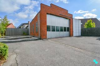 Ontdek deze goed onderhouden, alleenstaande eengezinswoning met magazijn op een ruim perceel van 1.600 m², genietende van een commerciële en...