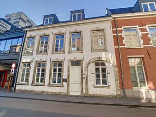 Luxurious duplex apartment located in the new-build project “VESALIUS.”<br /><br />The Vesalius project in the heart of Leuven is a complete living complex centered around a cozy courtyard. With space for living and shopping, for business and relaxation, for peaceful greenery and a colorful social life.<br /><br />Through the cozy entrance hall (with separate toilet), you enter the bright living room with open-plan kitchen. From the living room, you have access to the upper part of the apartment where the bedroom is located, as well as the bathroom and office space.<br />Adjacent to the sleeping area is a pleasant sun terrace, where you can enjoy the peace and quiet in the middle of the bustling city.<br /><br />There is also a handy basement and bicycle storage room in the complex.<br /><br />The rent is 1095 euros. The communal costs are 50 euros. Private consumption is individual. <br />The apartment is available from May 1, 2026.<br /><br />- Within walking distance of the station, the historic center, and Bondgenotenlaan<br />- Close to the city park, Museum M, and Ladeuzeplein<br />- Wide range of restaurants, brasseries, cafés, and terraces in the immediate vicinity<br />- Integration of Cinema ZED, a reference for film fans<br />- All faculties of KU Leuven easily accessible on foot, by bike or by bus<br />- Next to Groep T, the internationally renowned college for engineering studies<br /><br />Are you interested in this apartment? Then make your appointment quickly via www.living-stone.be