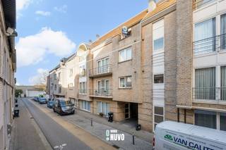 <p><span>Duplexappartement met terras op wandelafstand van het centrum van Aalst<br /><br />Bent u op zoek naar een appartement dat comfort, rust en een centrale ligging combineert? Dan is dit duplexappartement precies wat u zoekt. Gelegen op wandelafstand van het bruisende hart van Aalst, geniet u hier van het beste van beide werelden: de levendigheid van de stad én de privacy van een rustig appartement.<br /><br />Het appartement beschikt over twee slaapkamers, ideaal voor koppels of kleine gezinnen. Het zonnige terras met zonnewering nodigt uit om te ontspannen en te genieten van de buitenlucht, van een rustig ontbijt tot een gezellige avond.<br /><br />Het duplexconcept zorgt voor een gevoel van ruimte en een aangename leefindeling over twee niveaus. Bovendien heeft het appartement een gunstig energielabel B, wat zorgt voor een energiezuinige woonervaring. De garage is verplicht aan te kopen voor 20.000 euro.<br /><br />Dankzij de centrale ligging zijn winkels, restaurants en openbaar vervoer eenvoudig bereikbaar, terwijl u toch in alle rust van uw appartement kunt genieten. Een ideale woonst voor wie comfort en een centrale ligging zoekt.<br /><br />Voor meer info bel naar Tiebe 0468 26 61 85 of mail naar tiebe@immonuvo.be.</span></p>