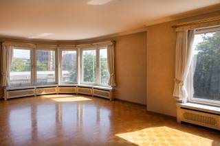 In de www.tacklaan1bus21.be (url kopiëren en plakken indien doorklikken niet lukt) in Kortrijk stellen we jou graag dit appartement. Het appartement heeft een netto vloeroppervlakte van 156m² (170m² bruto = wat men bij nieuwbouw zou gebruiken). Het appartement is toe aan een grondige renovatie maar de ligging, de grootte, de indeling, ... staan alvast paraat evenals de grote garage en kelderberging. De living is zeer lichtrijk gezien de hoekligging en er zijn 4 kamers.<br /><br />Via www.tacklaan1bus21.be kan je een afspraak inplannen. Eveneens via de website verneem je veel meer, zoals een uitgebreide omschrijving, foto's, 360° rondgang, documenten, … <br /><br />DIRECT KOPEN PRIJS: De vermelde prijs is een Direct Kopen prijs. Tegen deze prijs kan er onmiddellijk aangekocht worden zonder verdere prijsonderhandeling. Er kan ook steeds een bod worden uitgebracht via een transparante procedure waarover alles te lezen is op de website van het appartement. <br /><br />Groeten, Hendrik van Henry Houser.