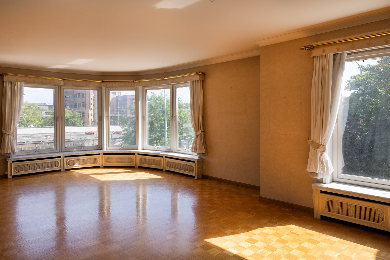 Ruim, te renoveren, appartement met 4 slpks en grote garage. - foto 3