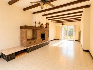 <p><span>Op een centrale ligging in Vichte bevindt zich deze verzorgde gezinswoning met garage, drie slaapkamers en een onderhoudsvriendelijke tuin. De woning biedt een praktische indeling en vormt een interessante opportuniteit voor wie op zoek is naar een eigen thuis die stap voor stap verder kan worden gemoderniseerd.</span></p><p><span>Op het gelijkvloers komt u binnen in de leefruimte, waar de grote raampartijen zorgen voor een aangename lichtinval. De woonkamer staat in directe verbinding met het terras en de tuin, waardoor binnen- en buitenleven mooi in elkaar overvloeien. Aansluitend bevindt zich de keuken, die uitgerust is met de nodige toestellen en voldoende kastruimte biedt voor dagelijks comfort. Verder beschikt de woning over een inpandige garage met plaats voor een wagen en extra bergruimte.</span></p><p><span>De tuin is volledig afgesloten en biedt een rustige buitenruimte waar kinderen kunnen spelen of waar u in alle privacy kunt genieten van het mooie weer. Dankzij de beperkte onderhoudsbehoefte blijft er meer tijd over om van de buitenruimte te genieten.</span></p><p><span>Op de verdieping bevinden zich drie volwaardige slaapkamers en een badkamer uitgerust met een ligbad met douchemogelijkheid, wastafel en toilet. De kamers bieden tal van mogelijkheden voor gezinnen, thuiswerkers of wie extra ruimte wenst voor hobby's of gasten.</span></p><p><span>Deze woning combineert een centrale ligging nabij winkels, scholen en openbaar vervoer met een functionele indeling en een solide basis. Een ideale kans voor wie op zoek is naar een gezinswoning met potentieel in het hart van Vichte.</span></p>